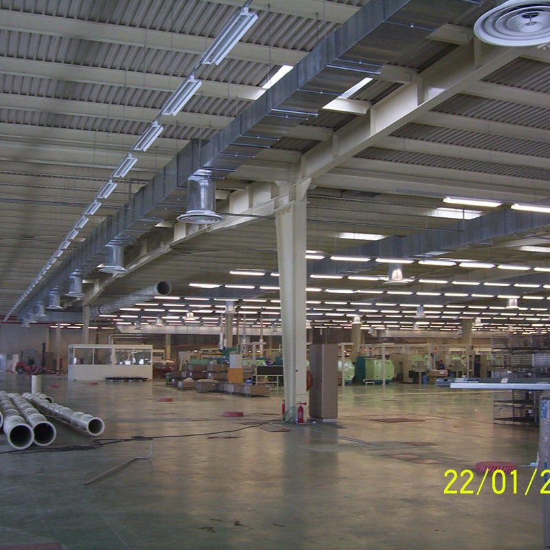 Sistem complet de ventilație industrială într-o hală de producție