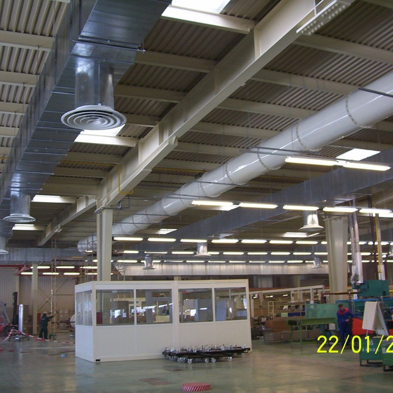 Tubulatură de ventilație și difuzoare de aer într-o hală industrială