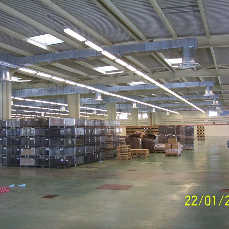 Sistem de ventilație cu tubulatură montată într-o hală industrială