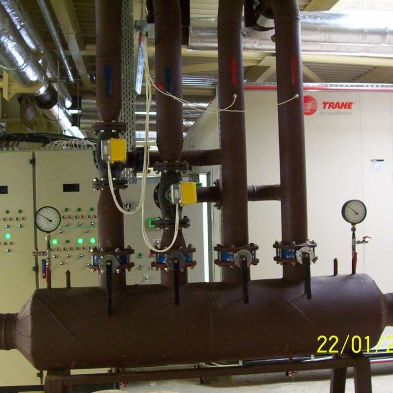 Instalație HVAC industrială cu conducte izolate, distribuitor hidraulic și panouri de automatizare