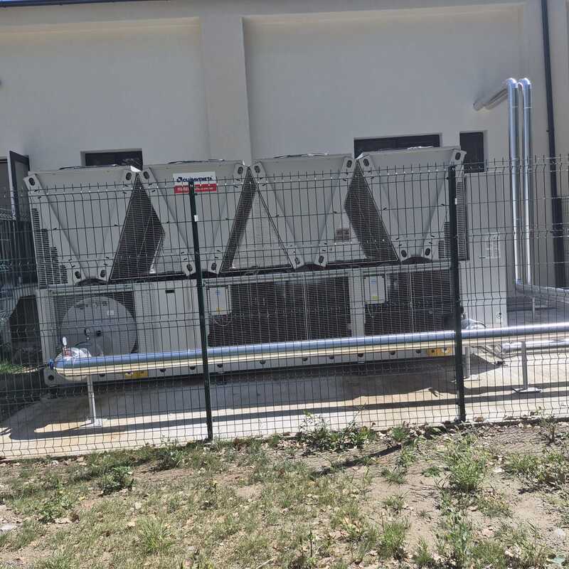 Grup de chillere Climaveneta cu instalație de conducte exterioare